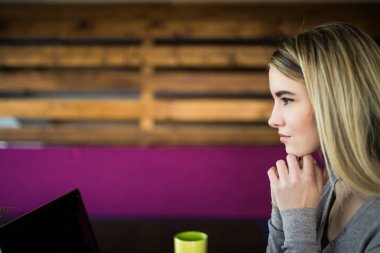 İş yerinde genç düşünme kıza yan görünüm