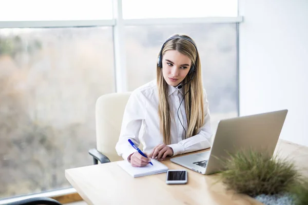 Picture of smiling female helpline operator with headphones — Stock Photo, Image