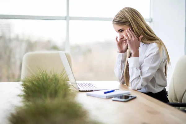 Chica tiene dolor de cabeza en el trabajo en la oficina — Foto de Stock