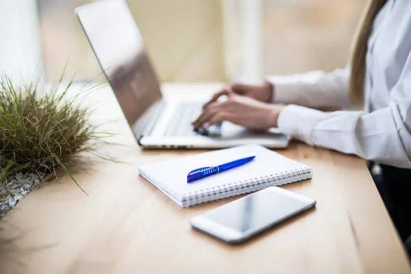 Primer plano del lugar de trabajo con ordenador portátil — Foto de Stock