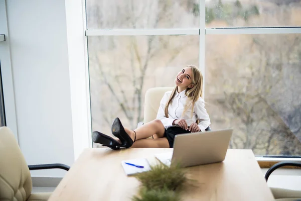 Obchodní žena v kanceláři cítit pohodlně a dobrou náladu — Stock fotografie