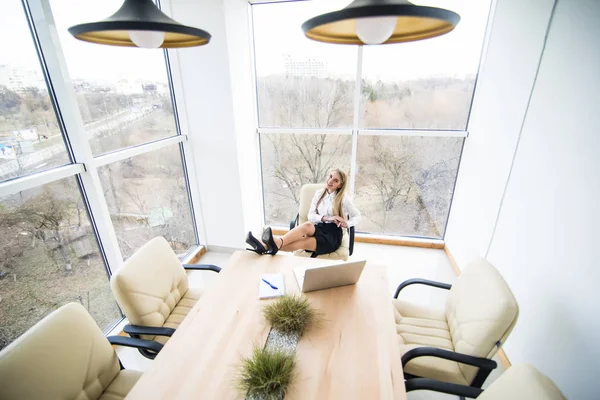 Donna d'affari si sentono rilassarsi parlare al telefono in ufficio — Foto Stock
