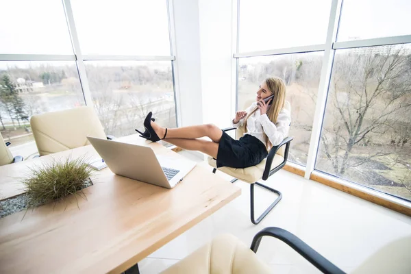 Obchodní žena cítit relaxovat mluvit na telefonu v kanceláři — Stock fotografie