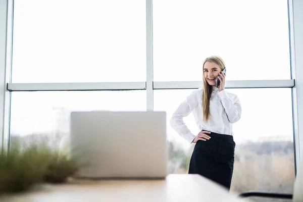 Obchodní žena hovoří telefon v kanceláři a úsměv dobrých zpráv — Stock fotografie