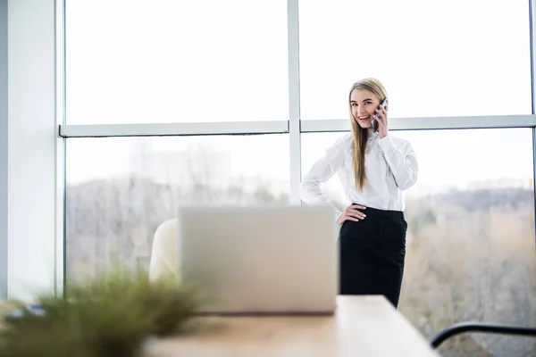 Mulher de negócios falar telefone no escritório e sorriso de boas notícias — Fotografia de Stock