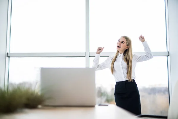 Mujer de negocios con emociones de victoria en la oficina moderna —  Fotos de Stock