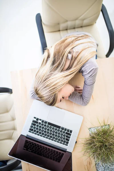 Retrato de una joven empresaria que se queda dormida en la oficina. Cansado en el trabajo . — Foto de Stock