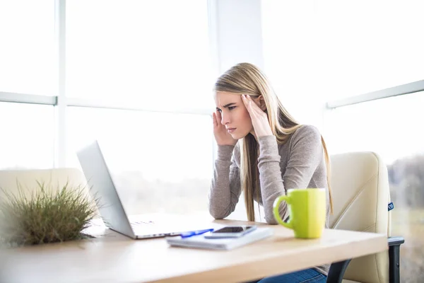 Trött och ledsen affärskvinna på arbetsplatsen — Stockfoto