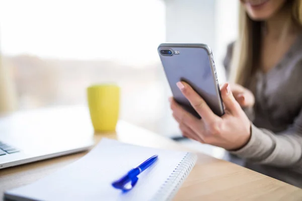 Office flicka att skriva på telefonen på jobbet — Stockfoto