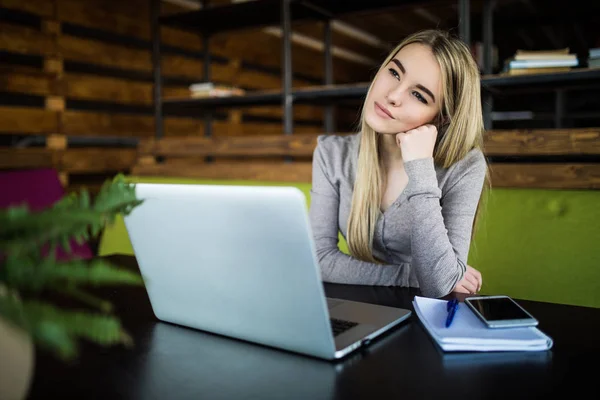 Mujer joven soñando en el lugar de trabajo — Foto de Stock