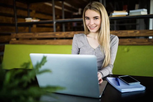 Werken bij laptop in naaiatelier meisje — Stockfoto