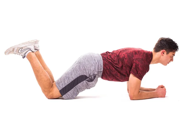 Plank op de knieën. Jonge man sport oefening doet. — Stockfoto