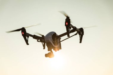 Beyaz drone ile gökyüzü arka plan üzerinde uçan dijital fotoğraf makinesi