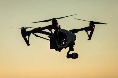 Beyaz drone ile gökyüzü arka plan üzerinde uçan dijital fotoğraf makinesi