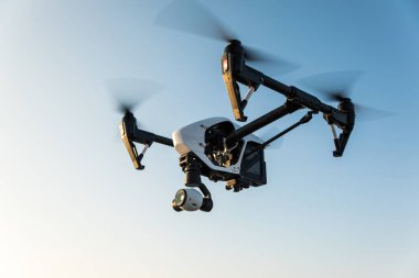 Beyaz drone ile gökyüzü arka plan üzerinde uçan dijital fotoğraf makinesi
