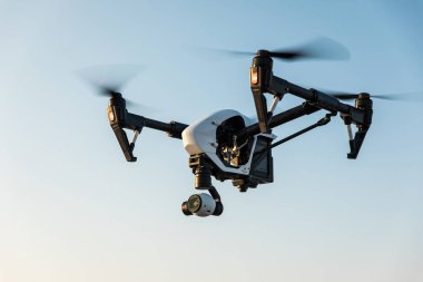 Beyaz drone ile gökyüzü arka plan üzerinde uçan dijital fotoğraf makinesi