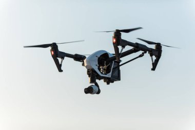Beyaz drone ile gökyüzü arka plan üzerinde uçan dijital fotoğraf makinesi