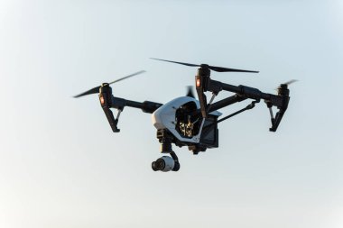 Beyaz drone ile gökyüzü arka plan üzerinde uçan dijital fotoğraf makinesi