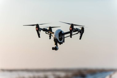 Beyaz drone ile gökyüzü arka plan üzerinde uçan dijital fotoğraf makinesi