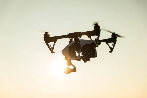 Vit drone med digitalkamera som flyger på himmel bakgrund — Stockfoto