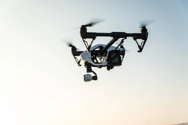 Drone blanco con cámara digital volando sobre el fondo del cielo —  Fotos de Stock