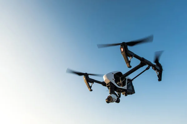 Vit drone med digitalkamera som flyger på himmel bakgrund — Stockfoto