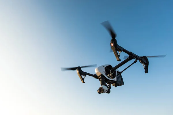 Drone bianco con fotocamera digitale che vola su sfondo cielo — Foto Stock