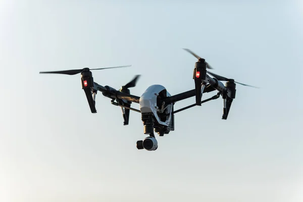 Drone blanco con cámara digital volando sobre el fondo del cielo —  Fotos de Stock