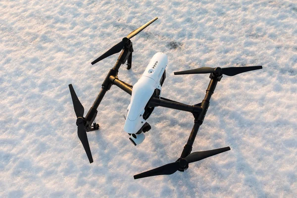 Drone bianco con fotocamera digitale in piedi sulla neve — Foto Stock