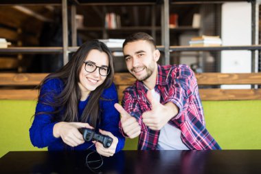 Evde video oyunu oynayan genç çift