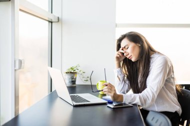 Genç bayan üzerinde modern ofiste yorgun.