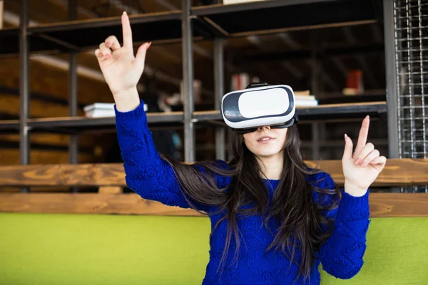 Mujer usando gafas de realidad virtual modernas — Foto de Stock