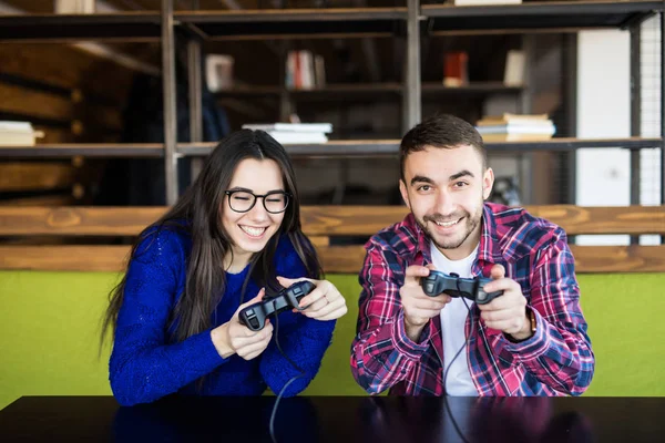 Мила пара грає у відеоігри — стокове фото