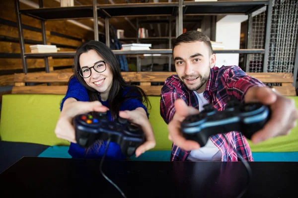 Video oyunları oynarken sevimli çift — Stok fotoğraf