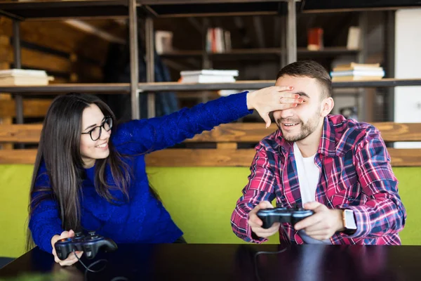 Ζευγάρι παίζουν βιντεοπαιχνίδια. Κορίτσι κοντά άνθρωπο στα μάτια. — Φωτογραφία Αρχείου