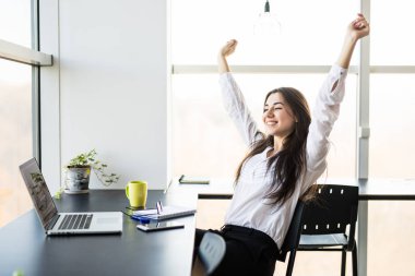 Modern ofis onun çalışma evinde sakin ol genç bayan.