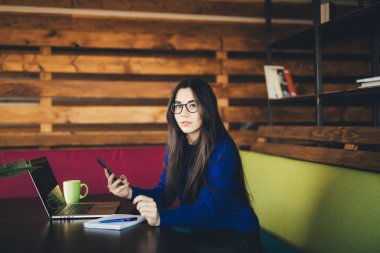 Genç iş Bayan çağrı telefon ofis hub içinde