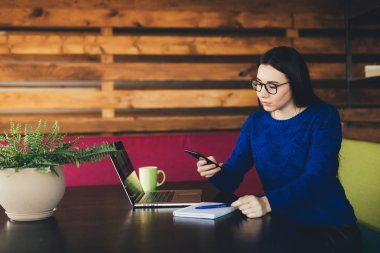 Genç iş Bayan çağrı telefon ofis hub içinde