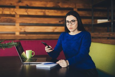 Genç iş Bayan çağrı telefon ofis hub içinde
