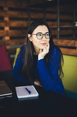 Genç Bayan çalışma evinde düşünme