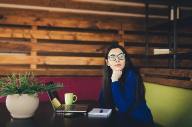 Dizüstü bilgisayar, modern ofiste genç bayan düşünme.