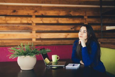 Dizüstü bilgisayar, modern ofiste genç bayan düşünme.