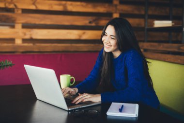Modern ofis hub genç kadın. Coworking.