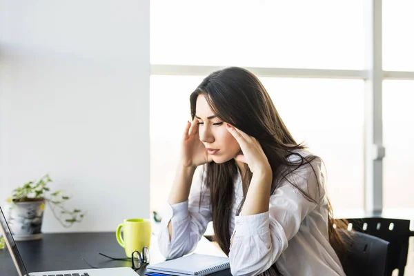 Ung dam med trött på moderna kontor. — Stockfoto