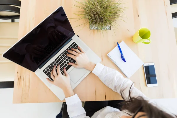 Blick von oben auf den Arbeitsplatz im modernen Büro. Laptop, Telefon, Notebook — Stockfoto