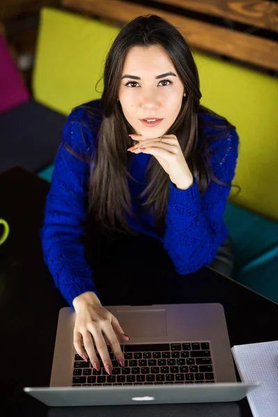 Young lady working at laptop. View from above. — Stock Photo, Image