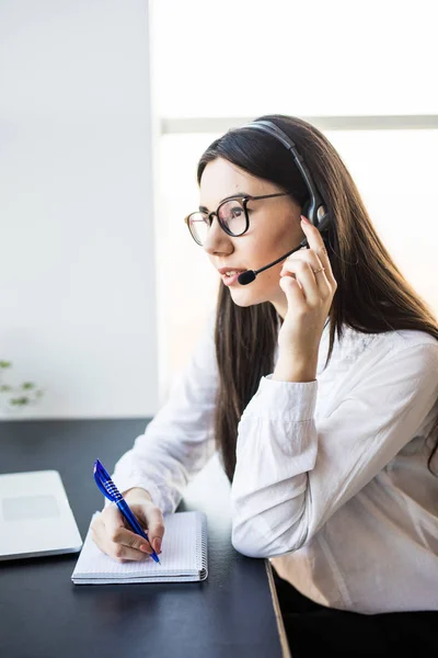 Empresaria con auriculares en call center en oficina moderna — Foto de Stock