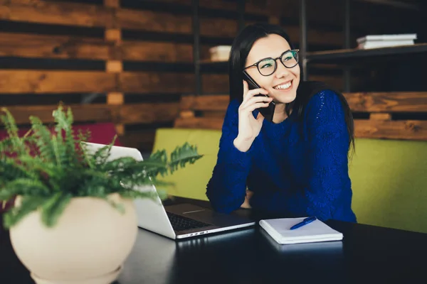 現代のオフィスでの仕事で携帯電話で話す若い女性. — ストック写真