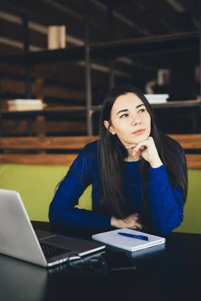 Jovencita en un lugar de trabajo moderno. Coworking . — Foto de Stock