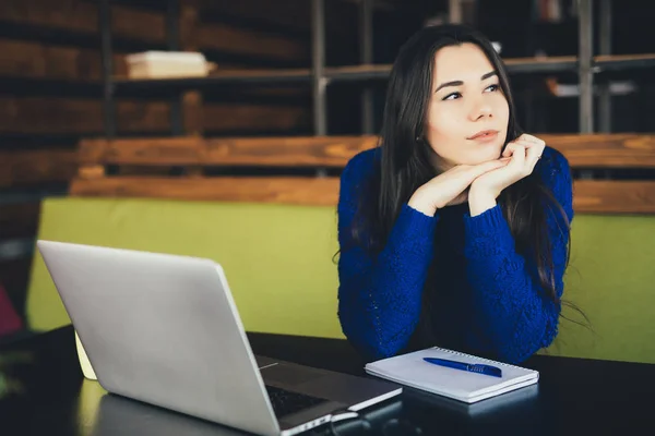 Jovencita en un lugar de trabajo moderno. Coworking . — Foto de Stock